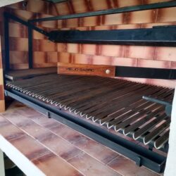 Parrilla con sistema levadizo contrapesado