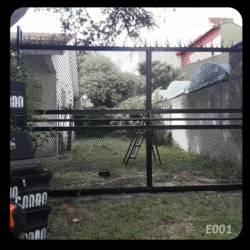 E001 - Portón de metal desplegado y caño estructural
